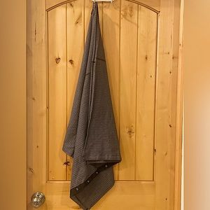 Lululemon scarf with snaps